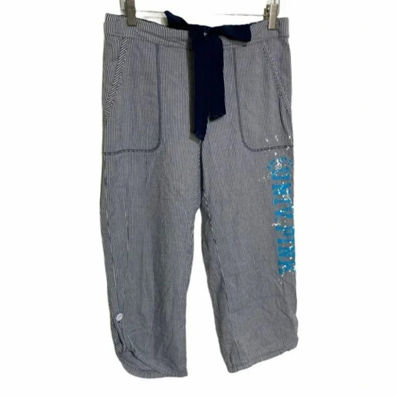 Pink VS XS blue seersucker drawstring capris - Picture 1 of 7